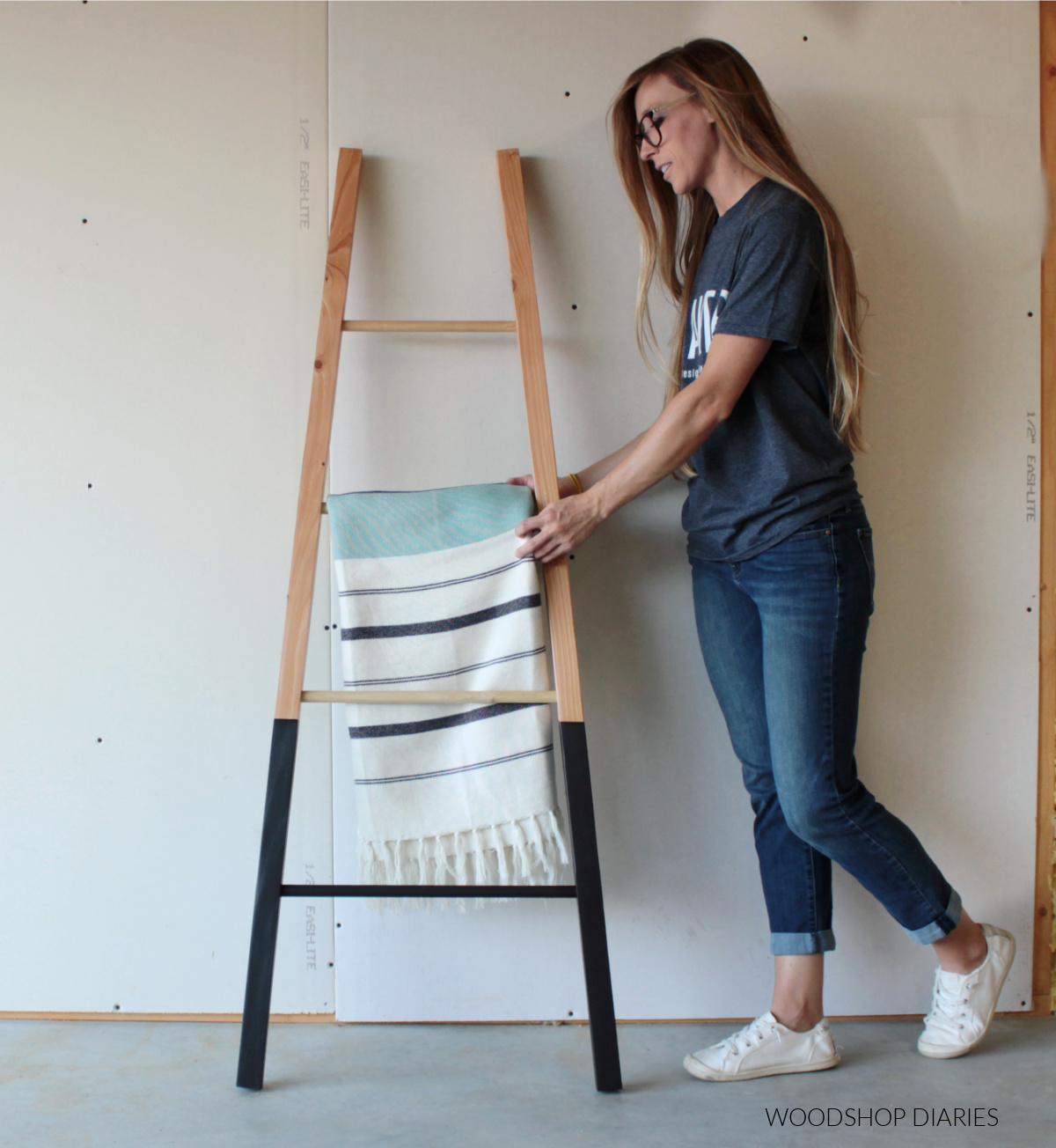 How to Make a Rustic Ladder to Hang Towels/Blankets