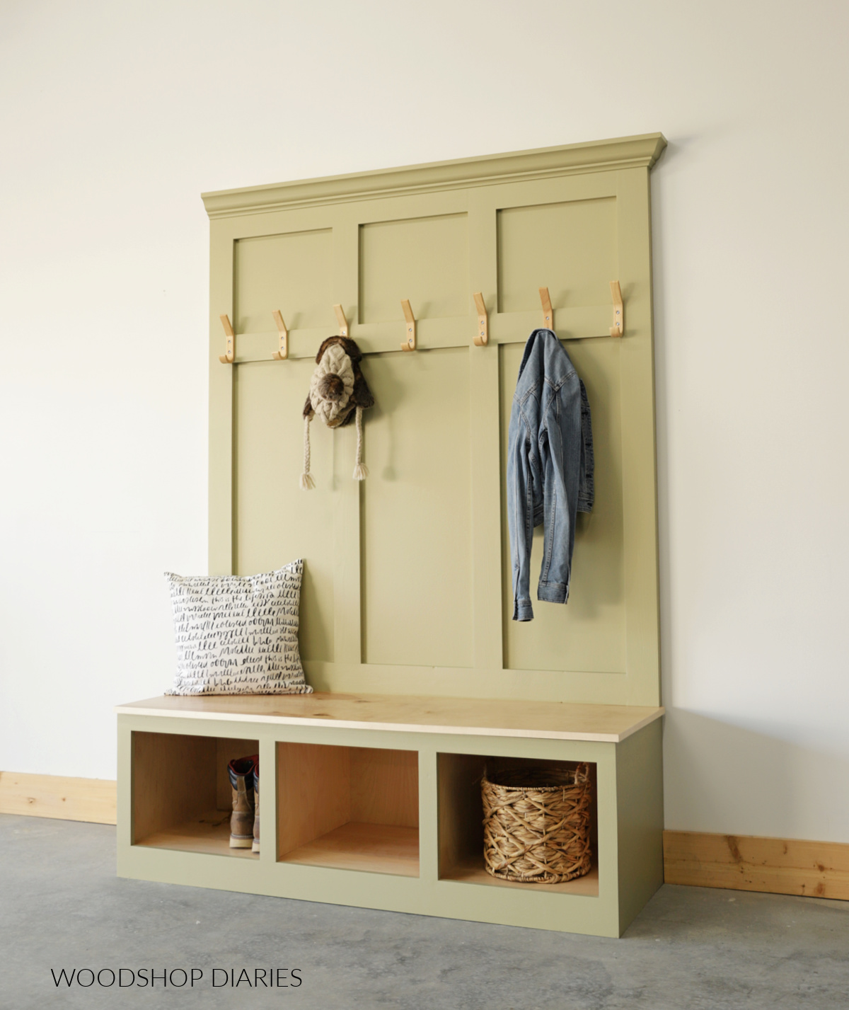 https://www.woodshopdiaries.com/wp-content/uploads/2023/01/mudroom-hall-tree-bench-with-back-and-hooks.jpg